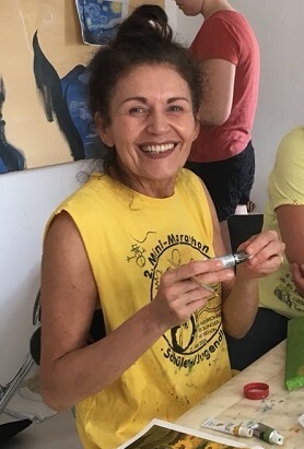 Maria Frank, Künstlerin aus Neckarwestheim in ihrem Atelier während eines Workshops.