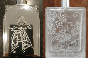 Gravierte Parfum-Flacons einer Aktion im Breunigerland