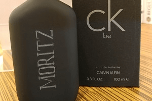 Graviertes Parfum-Flacon einer Aktion im Breunigerland