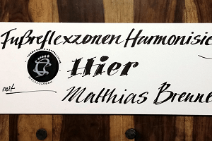 Lettering auf einem Richtungsweiser